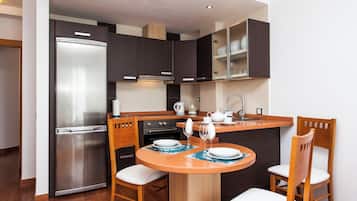 Een koelkast, een microgolfoven, een oven, een kookplaat