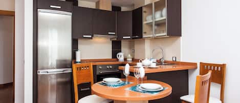 Kühlschrank, Mikrowelle, Ofen, Herdplatte