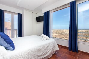 3 bedrooms, free WiFi, bed sheets - Vacation Home "Emma - Mirador de las Dunas" with Sea View, Pool & Wi-Fi (Corralejo)