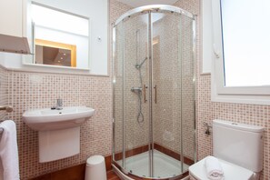 Een bad, een haardroger, handdoeken