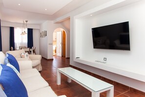 TV - Vacation Home "Emma - Mirador de las Dunas" with Sea View, Pool & Wi-Fi (Corralejo)