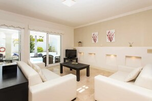 TV - Vacation Home "Villa 103" with Mountain View, Pool & Wi-Fi (Corralejo)