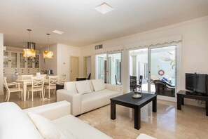 TV - Vacation Home "Villa 103" with Mountain View, Pool & Wi-Fi (Corralejo)