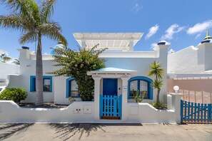 Exterior - Vacation Home "Villa 103" with Mountain View, Pool & Wi-Fi (Corralejo)