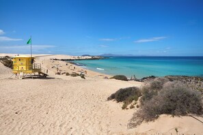 Beach nearby - Vacation Home "Villa 87" with Mountain View, Pool & Wi-Fi (Corralejo)