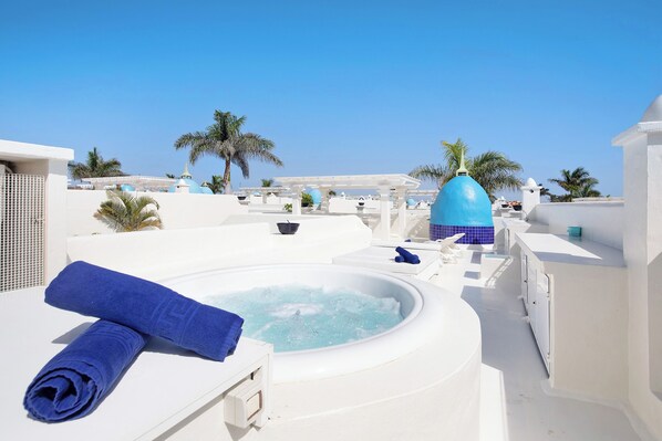 Outdoor spa tub - Vacation Home "Villa 87" with Mountain View, Pool & Wi-Fi (Corralejo)