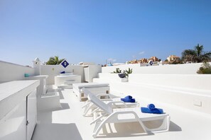 Property grounds - Vacation Home "Villa 87" with Mountain View, Pool & Wi-Fi (Corralejo)