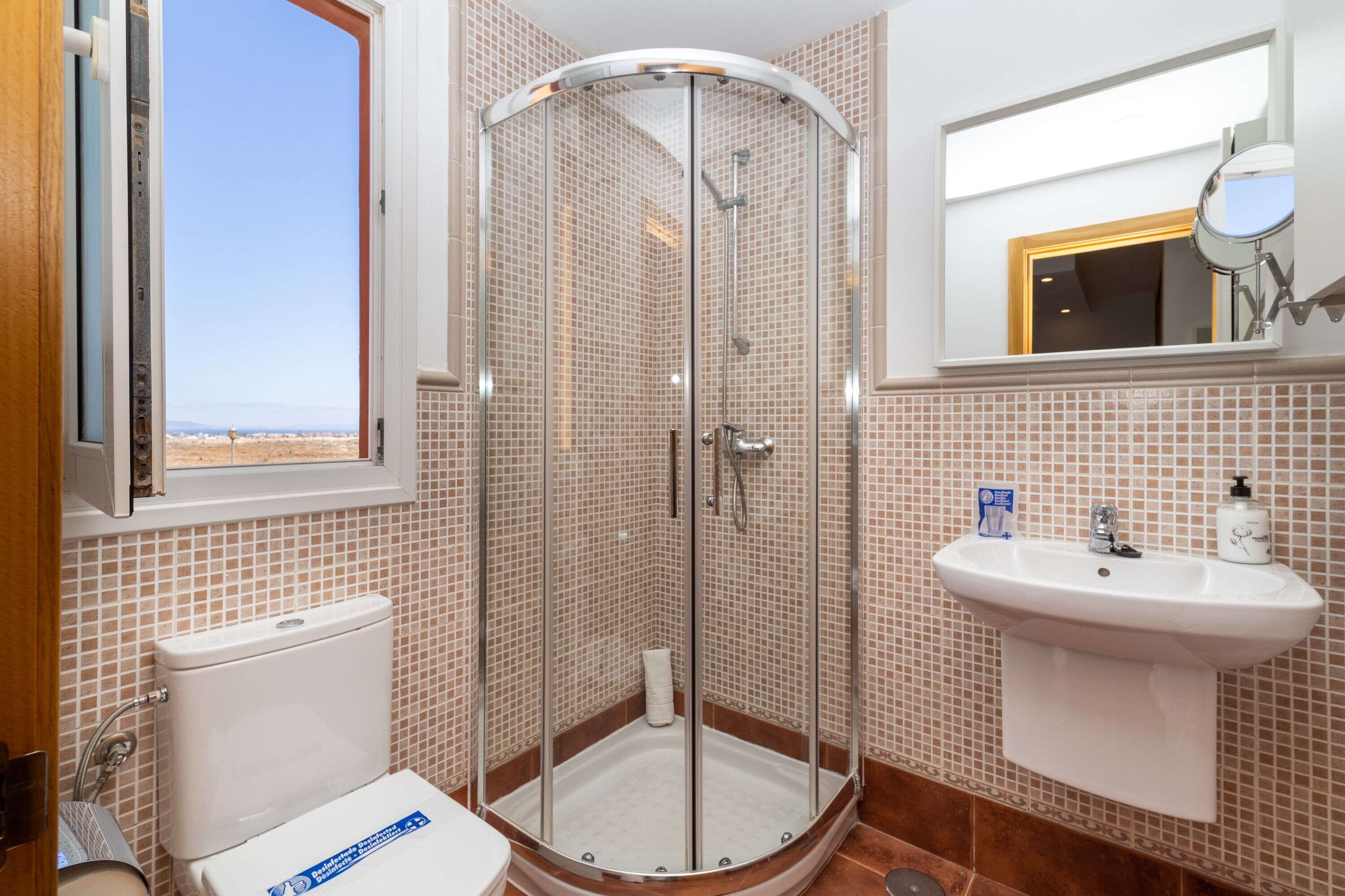 Baignoire, sèche-cheveux, serviettes fournies