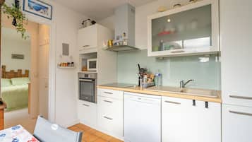 Een koelkast, een microgolfoven, een oven, een kookplaat