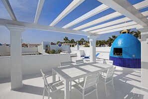 Outdoor dining - Vacation Home "Villa 34" with Mountain View, Pool & Wi-Fi (Corralejo)