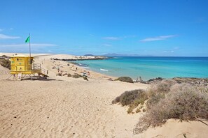 Una spiaggia nelle vicinanze