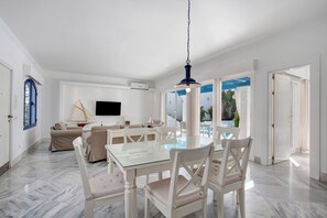 Dining - Vacation Home "Villa 34" with Mountain View, Pool & Wi-Fi (Corralejo)
