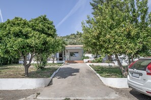 Property grounds - Chalet 'Villa Rosario' with Mountain View, Pool & Wi-Fi (El Bosque)