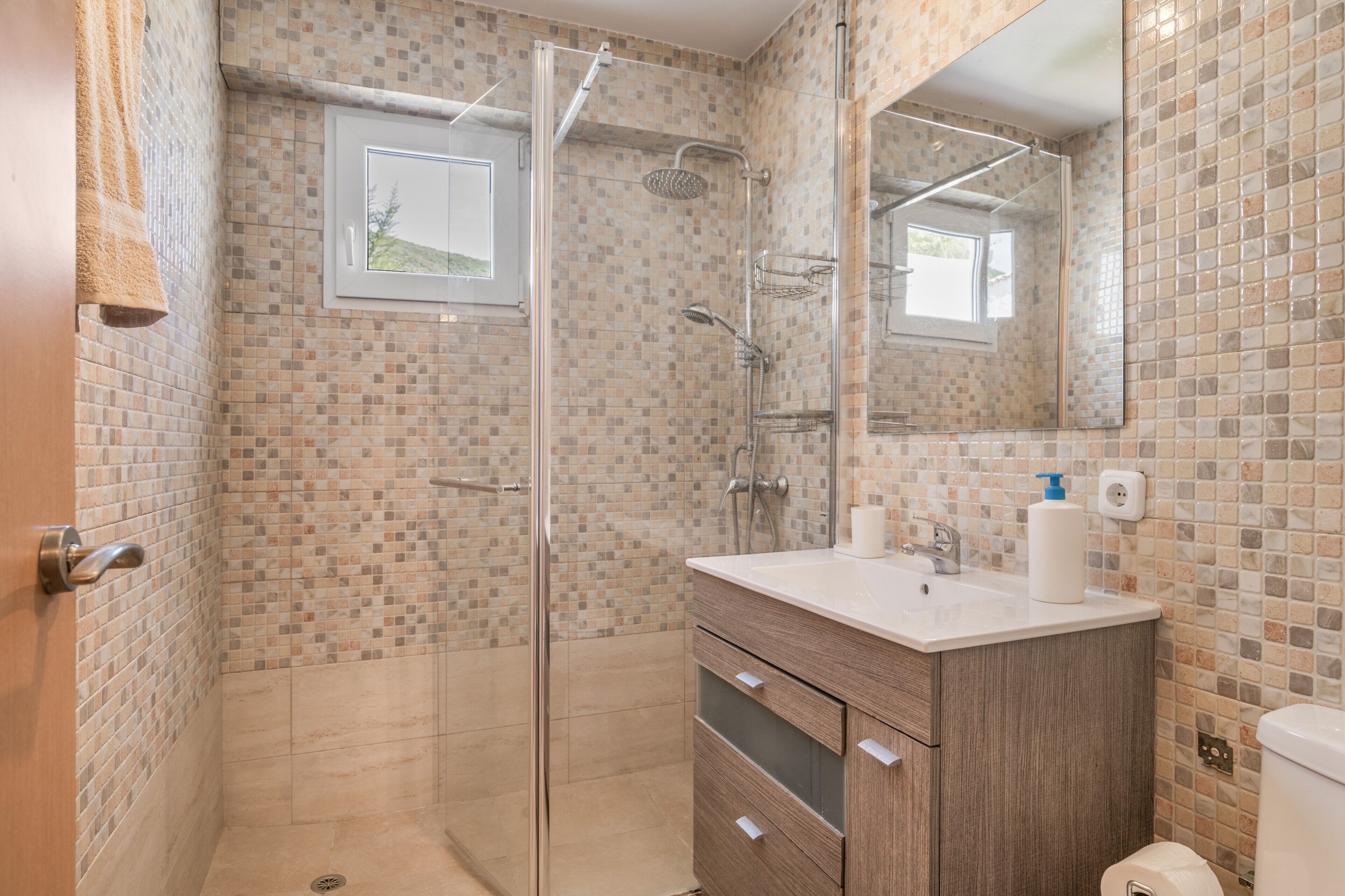 Een douche, een haardroger, handdoeken