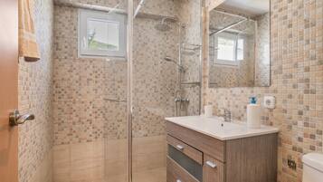 Een douche, een haardroger, handdoeken