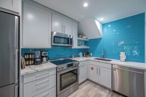 Refrigerador, microondas, horno, placa de cocina