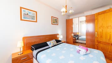 3 makuuhuonetta, silitysrauta/-lauta, ilmainen Wi-Fi, vuodevaatteet