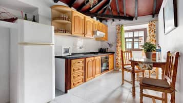 Frigorífico, microondas, horno y placa de cocina
