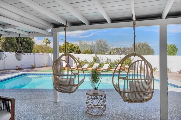 Een buitenzwembad en een verwarmd zwembad