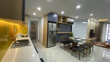 Kühlschrank, Mikrowelle, Herdplatte, Kochgeschirr/Geschirr/Besteck