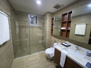 Combined shower/tub, bidet - Luca Luxury Home Two Bedroom In Scenic Valley (Thành phố Hồ Chí Minh)
