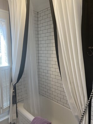 Badewanne, Haartrockner, Handtücher, Seife
