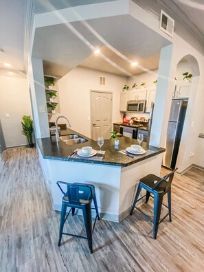 Refrigerador, microondas, horno y parrilla de estufa 