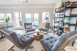 Smart TV, chimenea y libros 