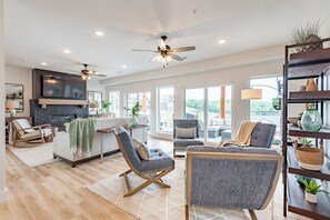 智能电视、壁炉、书