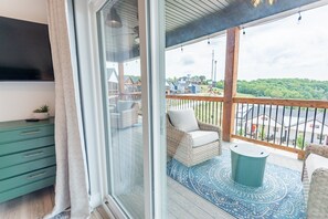 智能电视、壁炉、书