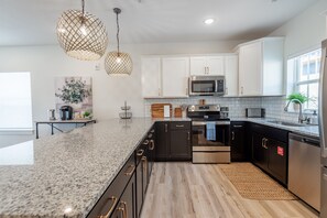 冰箱、微波炉、烤箱、炉灶