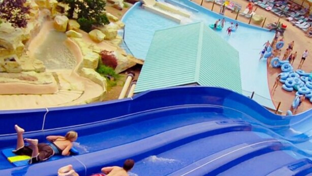 Parque acuático con múltiples toboganes y zona de piscina.