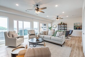 Smart TV, chimenea y libros 