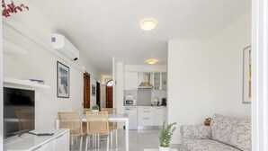 Een modern appartement met een eetgedeelte, keuken en woonkamer.