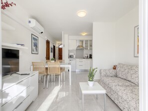 A modern apartment with a dining area, kitchen, and living room. - Apartment Moxó by Interhome (Empuriabrava)