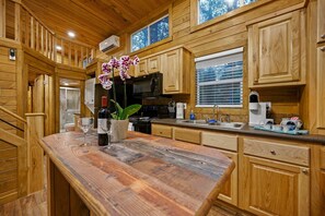 Oven, stovetop, dishwasher, coffee/tea maker - BRAND NEW Mountain Fork River Front cabins located in Smithville! (Octavia)