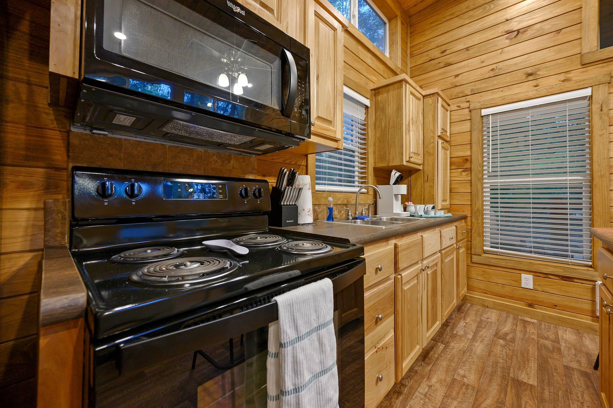 Four, plaque de cuisson, lave-vaisselle, cafetière/bouilloire