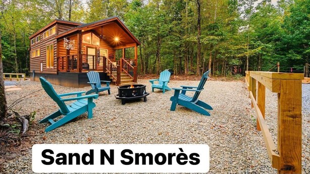 Une cabane dotée d’une terrasse, d’un espace salon extérieur et d’un foyer.