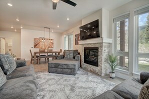 Condo, 2 Bedrooms | Living room
