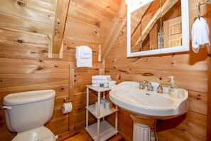 Cabaña, 2 habitaciones | Baño | Toallas 