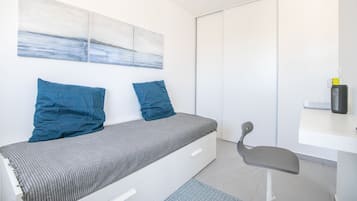 1 dormitori, escriptori i planxa i posts de planxar