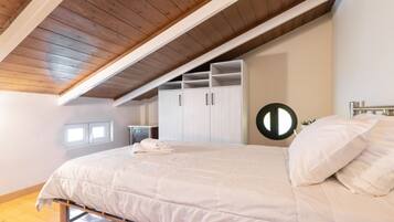 3 bedrooms, iron/ironing board, internet, bed sheets