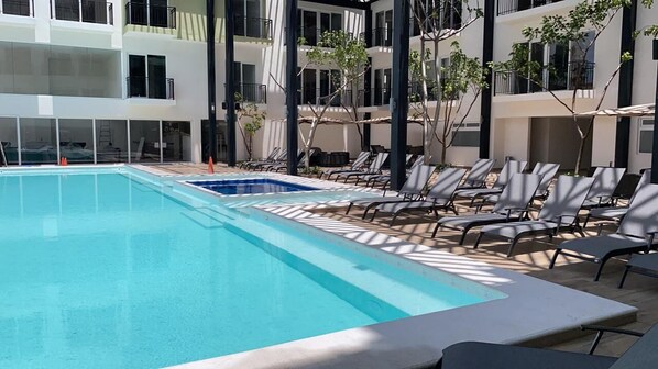 Una piscina al aire libre, una piscina climatizada