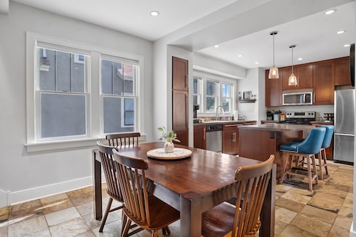 Fully Loaded Entire Home, Fast Wi-Fi, Pet Friendly, and Fenced Backyard