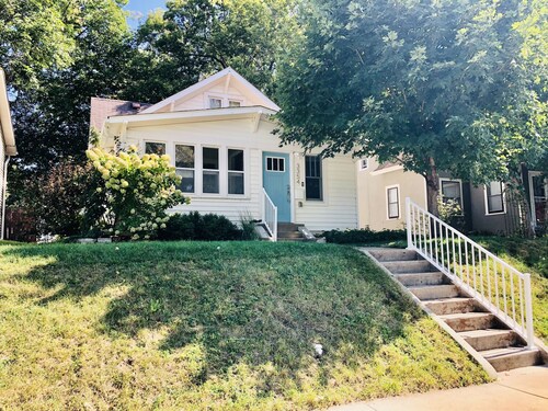 Fully Loaded Entire Home, Fast Wi-Fi, and Pet Friendly, Fenced Backyard