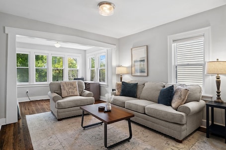 Smart TV, Hulu, books, streaming services. Fully Loaded Entire Home, Fast Wi-Fi, and Pet Friendly, Fenced Backyard
