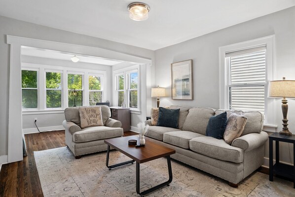 Smart TV, Hulu, books, streaming services - Fully Loaded Entire Home, Fast Wi-Fi, and Pet Friendly, Fenced Backyard (Minneapolis)