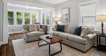 Fully Loaded Entire Home, Fast Wi-Fi, and Pet Friendly, Fenced Backyard