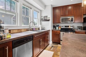 Frigorífico, microondas, horno y placa de cocina