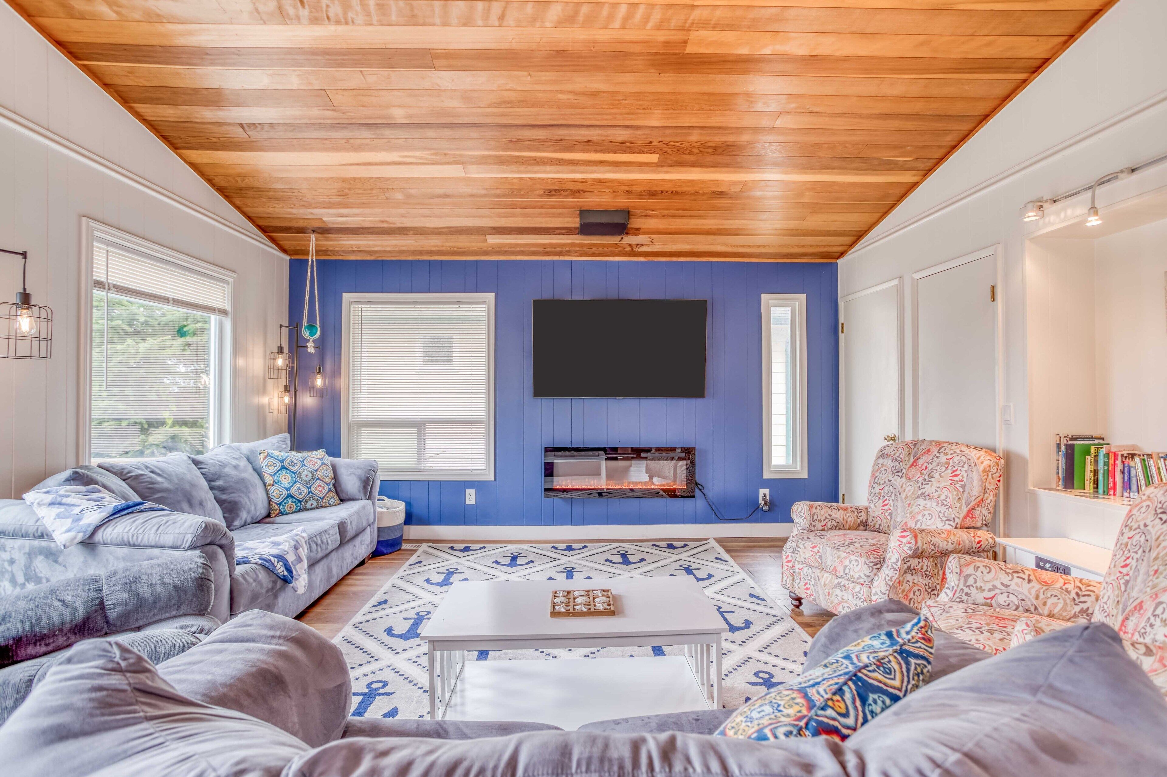 Lincoln House-Deck*Fireplace*2 Blocks to Beach*Pet Friendly!